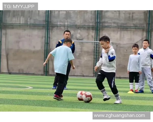 足球球星扎营训练基地助力年轻球员成长与团队精神培养